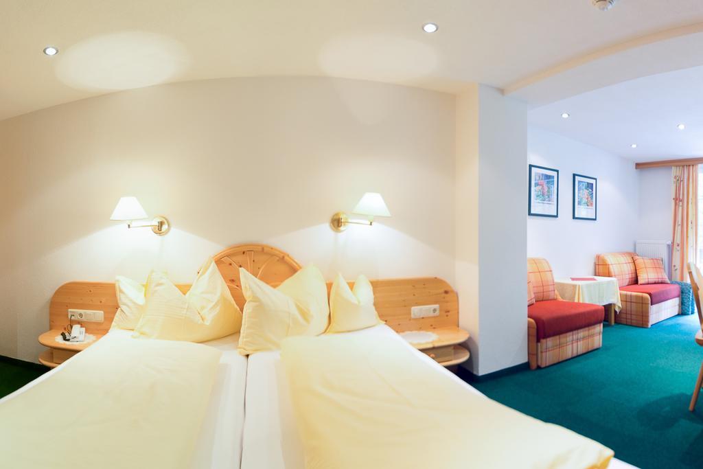 Hotel Garni Gruenmoos Sankt Jakob in Defereggen Kamer foto
