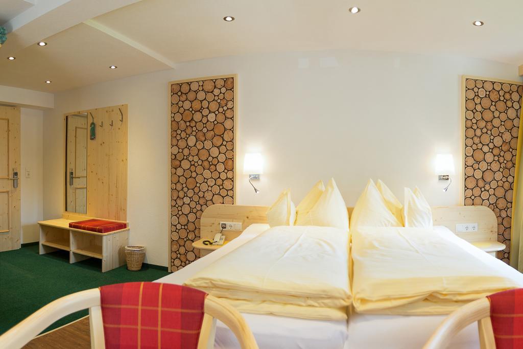 Hotel Garni Gruenmoos Sankt Jakob in Defereggen Kamer foto